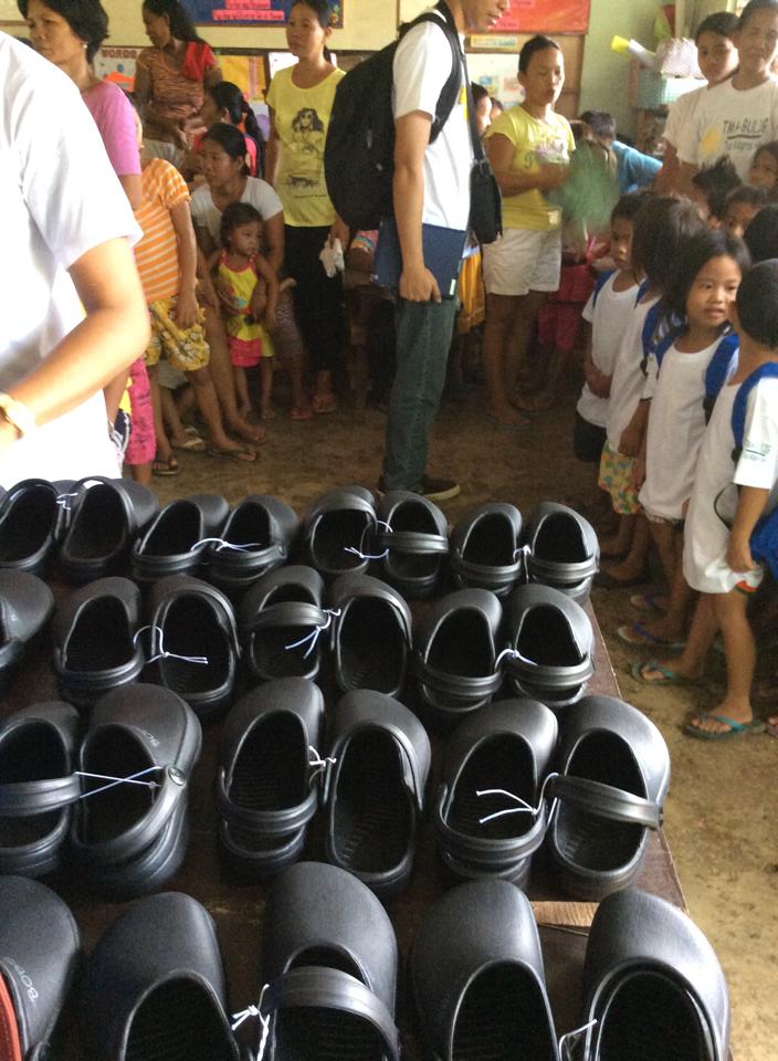 34 kids from Bonbon Elementary Schools waiting for their crocs shoes from Rise Above Foundation (8AM May 21, 2014)
